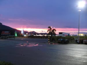 Sonnenuntergang an der Tankstelle